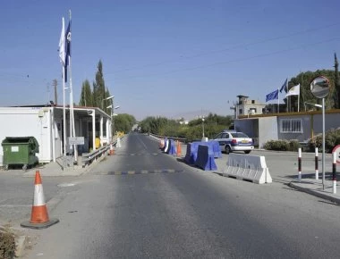 Διαδηλώσεις στην Κύπρο: Ελληνοκύπριοι ζητούν να μην ανοίξουν τα οδοφράγματα